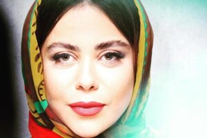 رونمایی از استایل جدید الهام اخوان؛ گوهر سریال “باخانمان” / روسری زیبای بازیگر معروف با طرح شکوفه های بهاری