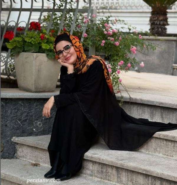 حیاط خانه ملیکا زارعی ملیکا زارعی مجری برنامه های کودک