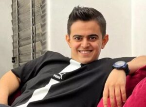 تصاویری از قایق سواری امیرمحمد متقیان در دریای جنوب / رونمایی از استایل متفاوت مجری کودک در یک سفر دلچسب تابستانی