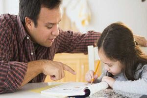 چطور با کتاب‌های کمک درسی اول دبستان یادگیری خواندن و نوشتن را آسان‌تر کنیم؟