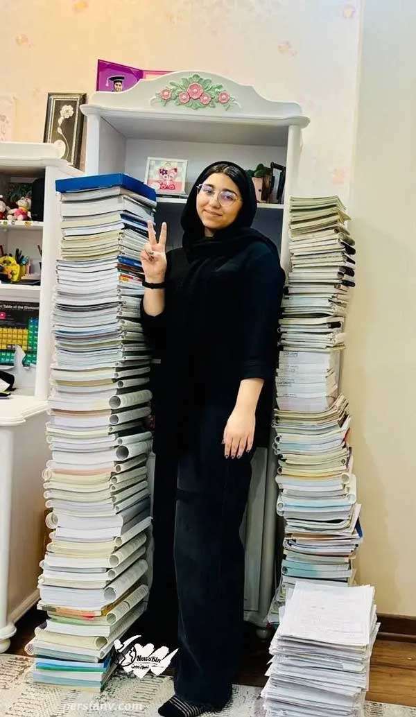 نفر دهم کنکور ریاضی در کنار کتاب‌هایش
