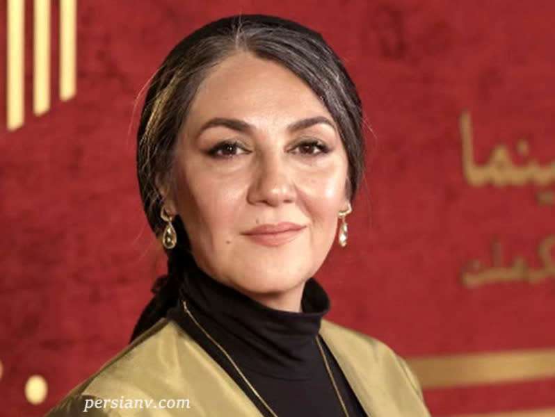 استایل زنانه و جسور ستاره اسکندری با گردنبند خاص و موهای سفید بدون رنگ در روز ملی سینما