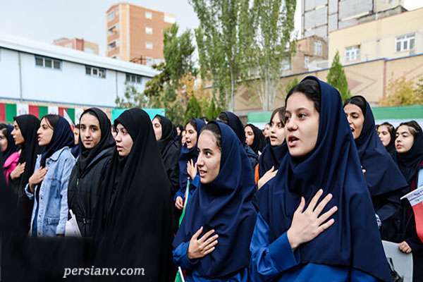 اجرای زنده و شاد موسیقی توسط مأموران در مدرسهٔ دخترانه، فضای رسمی را شکست و شادی آفرین شد / پلیس در نقش هنرمند