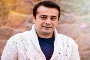سپند امیرسلیمانی پدرش را با یک عکس نوستالژیک غافلگیر کرد: تو حکایتی دگر این دل ما به سر کند» / تبریک تولد «مرد بزرگ همه روزای زندگیم!