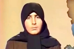 تغییر چهره «سونیا پوریامین» مجری مشهور در ۶۲ سالگی، مقابل موزه ارمیتاژ / از قاب جدی تلویزیون دهه ۶۰ تا سن پترزبورگ روسیه