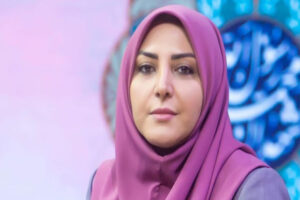 درخشش المیرا شریفی‌مقدم با تم سرخِ یلدا / مجری محبوب تلویزیون با استایلی متفاوت به استقبال شب چله رفت!