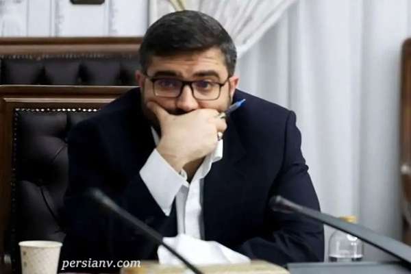 فیلمی دردناک از تنها فرزند معاون رئیس‌جمهور﻿ با دست و پای گچ‌گرفته در کنار پدرش در مراسم ختم عزیزان /  صحنه‌ای که همه را متأثر کرد