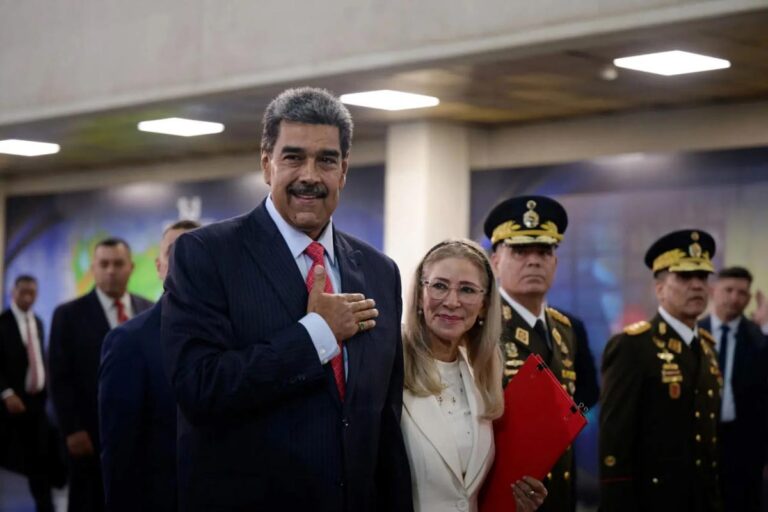نیکلاس مادورو ناخواسته مدل نایکی شد / استایل رئیسجمهور ونزوئلا هنگام بازداشت مد شد! + ویدئو