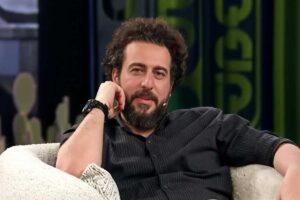  سلفی خانوادگی محسن کیایی با دخترش رز در خودروی شخصیشان