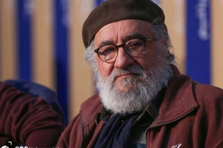 حضور داریوش ارجمند با عصا در جشنواره فجر چهل و چهارم / ستون سینمای ایران، استوار بر صحنه اختتامیه
