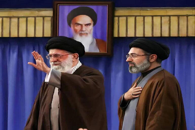 لحظات ناب آیت الله مجتبی خامنهای در کنار رهبر شهید | ویدیوی قدیمی از مراسم تعویض مضجع امام رضا (ع)