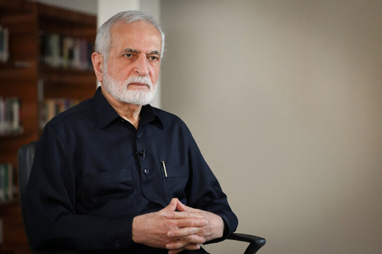 مزار ساده و غریبانه دکتر سید کمال خرازی دیپلمات شهید در کنار جانفدایان ایران
