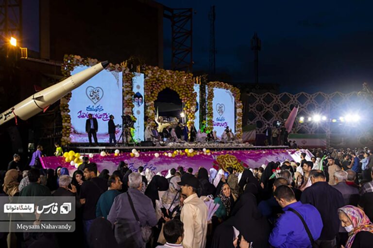 ماشین عروس متفاوت یک زوج در جشن سالروز ازدواج حضرت زهرا (س) و حضرت علی (ع) در میدان امام حسین