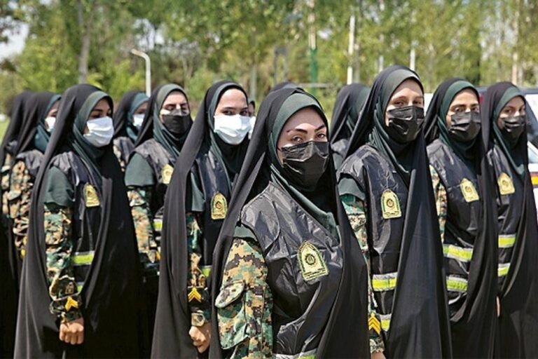 ذوقزدگی دختران از دیدن پلیس زن نوپو در میدان انقلاب | واکنش زنان به حضور یک مادر پلیس