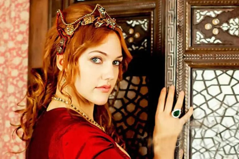 استایل بهاری مریم اوزرلی زیباتر از همیشه / ترکیب جادویی قرمز و سفید در استایل جدید خرم سلطان + عکس