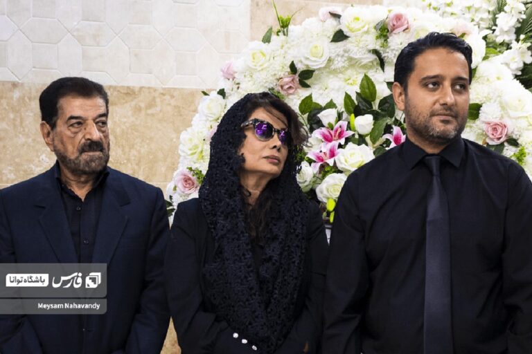قرآن خوانی فاطمه مهاجرانی سخنگوی دولت در مراسم یادبود بهروز رضوی + فیلم / حضور پرشور هنرمندان