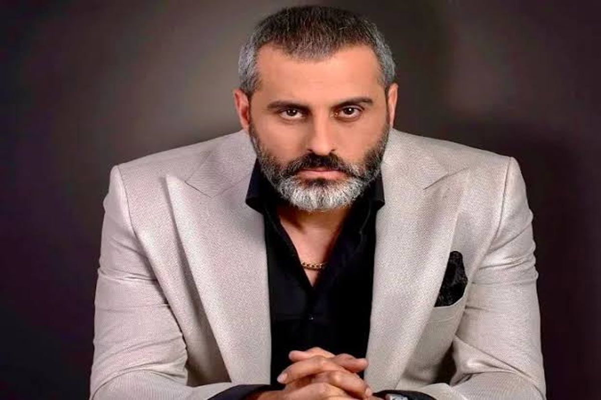واکنش علیرام نورایی به نمایش بیلبورد جدید با پیام انگلیسی در میدان ولیعصر + عکس