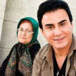 اشکهای عموپورنگ در آغوش علی دایی در مراسم خاکسپاری مادرش +ویدیو اشکهای عموپورنگ در آغوش علی دایی در مراسم خاکسپاری مادرش +ویدیو