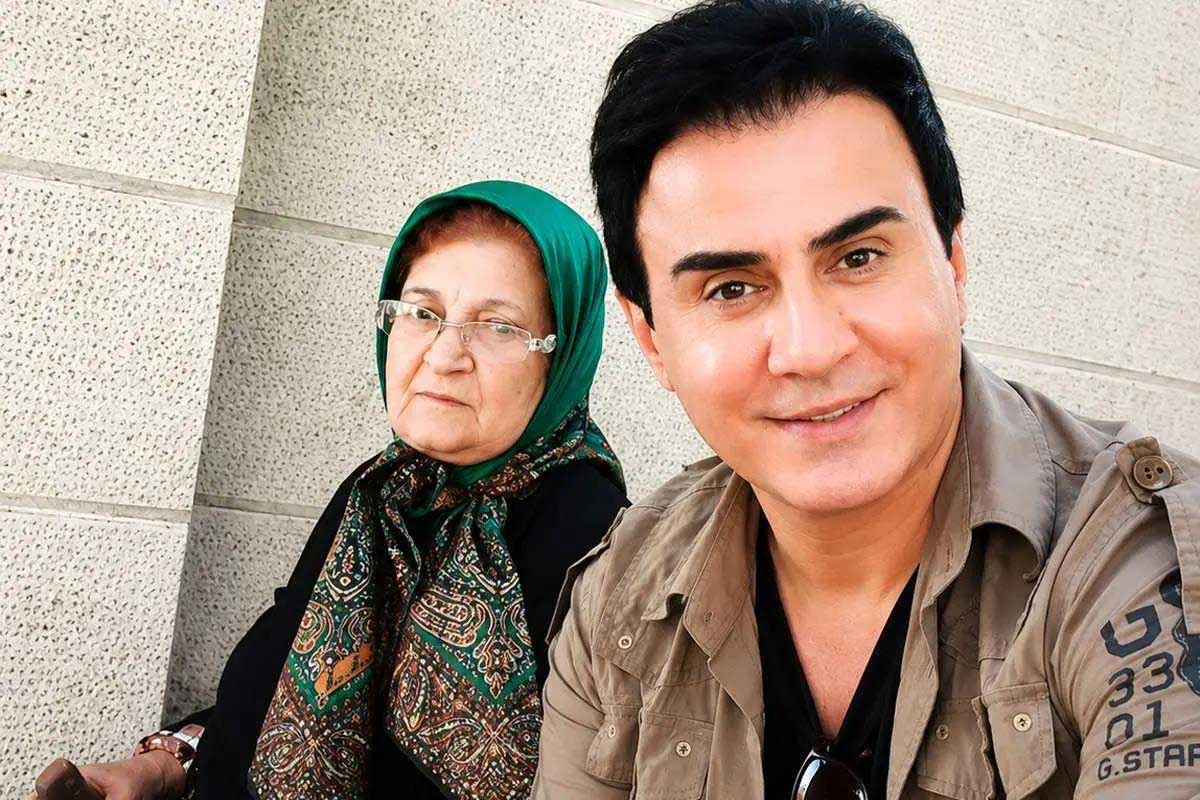 اشک‌های عموپورنگ در آغوش علی دایی در مراسم خاکسپاری مادرش +ویدیو