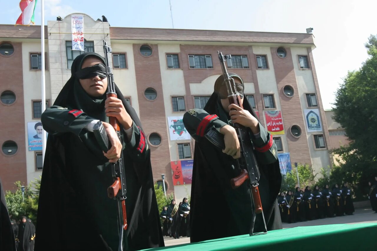 آموزش پلیس زن با کلاشینکف آموزش پلیس زن با کلاشینکف