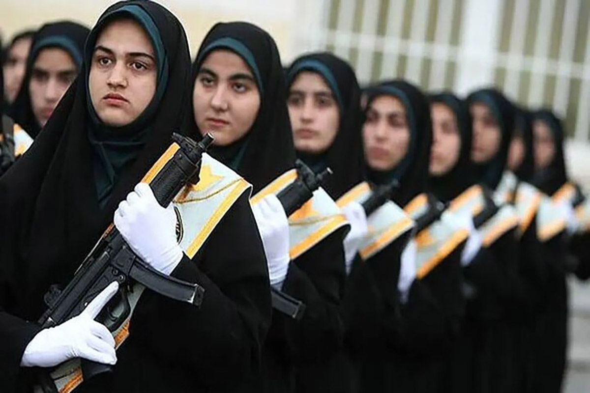 این دو زن با چشمان بسته کلاشینکف را باز و بسته میکنند!