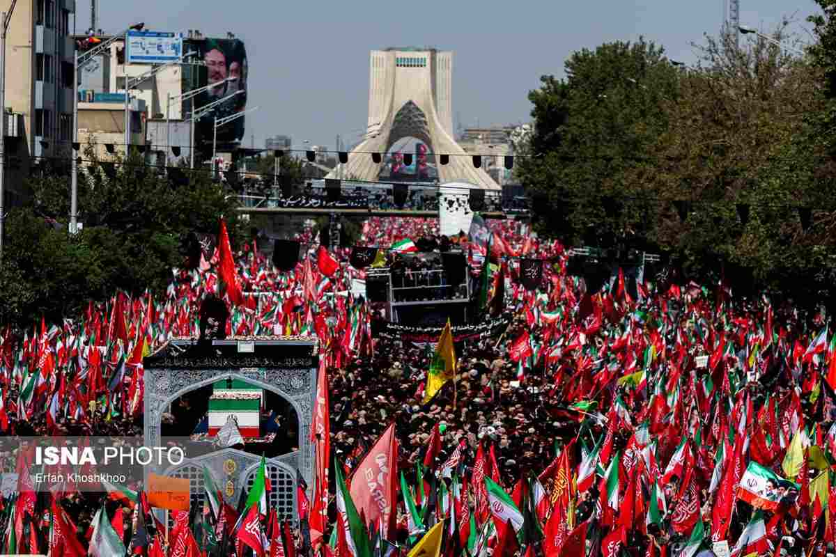 تصاویر مراسم تشییع پیکر رهبر شهید انقلاب در تهران | حضور حماسی مردم در سوگ