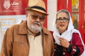 گریه‌های دردناک همسر اکبر عبدی روی تابوت همسرش ؛ خداحافظ رفیق 40 ساله ...