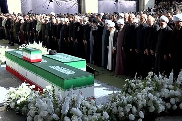 عکسی خاص از حاشیه نماز بر پیکر رهبر شهید + تصویری که خاطرهها را زنده کرد