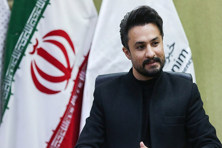 آوازخوانی «راغب» در مراسم خاکسپاری اکبر عبدی+ فیلم / وداعی با نوای دلنشین