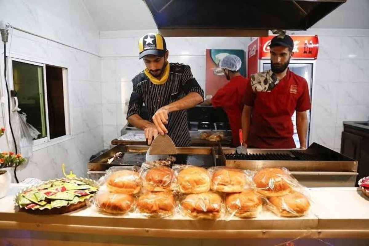 راز وایرال شدن دو برادر در یک ساندویچی مشهد؛ وقتی موسیقی با فست‌فود گره می‌خورد