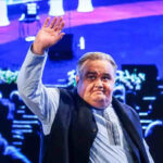 تصویر سنگ مزار مرحوم اکبر عبدی که توسط هواداران بدون اطلاع خانواده نصب شد