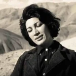 تصویر کمتر دیده شده از تشییع جنازه و سنگ قبر فروغ فرخزاد در سال ۱۳۴۵