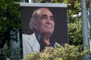 فیلم مراسم ختم ایرج خواجه‌امیری با حضور پر شور هنرمندان از فرزاد حسنی تا بابک جهانبخش و پسرش