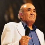 آخرین تصاویر ایرج خواجه‌امیری در یک مراسم عمومی ؛ با وجود بیماری برای مردم خواند