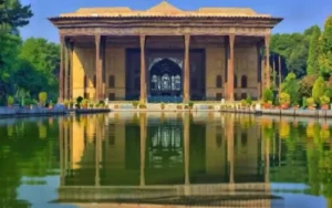 تصویر ۹۰ سال قبل از دختران دبیرستانی در کاخ چهلستون اصفهان