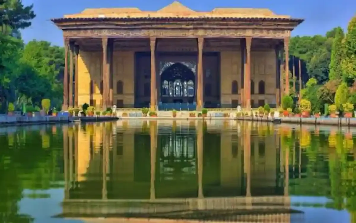 تصویر ۹۰ سال قبل از دختران دبیرستانی در کاخ چهلستون اصفهان