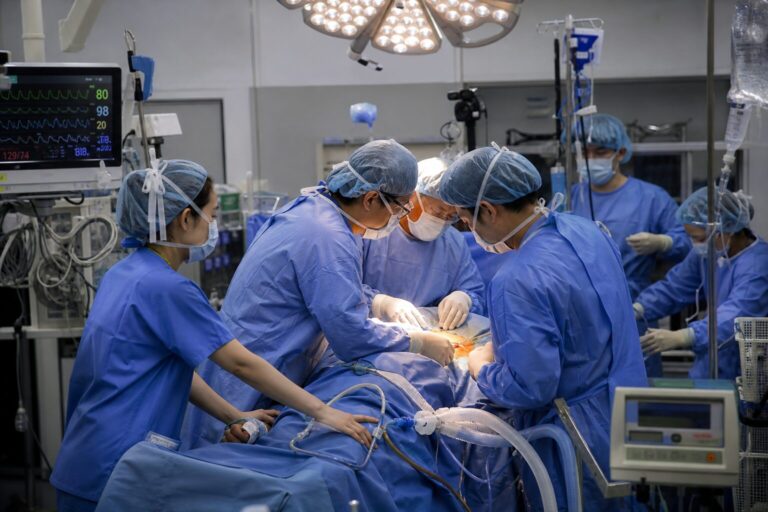 لحظه نفس‌گیر در اتاق عمل ؛ پزشکان هنگام زلزله بیمار را تنها نگذاشتند
