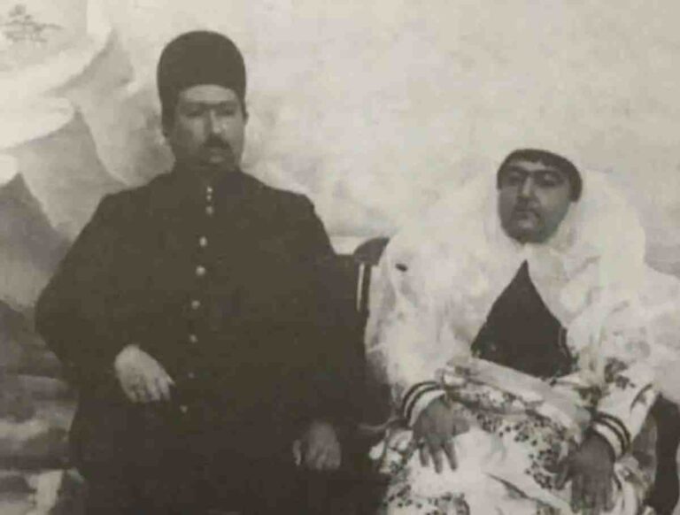 تصویری کمتر دیدهشده از محمدعلی شاه در تبعید؛ در کنار همسر و فرزندانش در روسیه