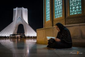 این خانم هر شب در میدان آزادی قرآن می‌خواند؛ ماجرا چیست؟ + ویدئو