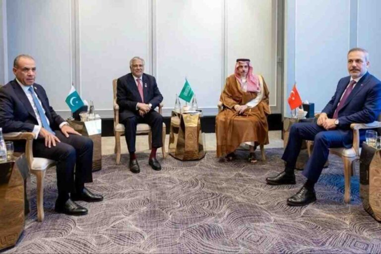 جوراب متفاوت شهباز شریف در مراسم مکه؛ جزئیاتی که توجهها را به خود جلب کرد