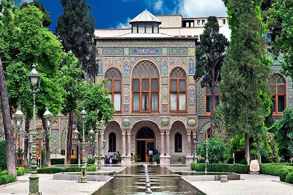 تصویر قدیمی از ثریا اسفندیاری در کاخ گلستان تهران؛ سال ۱۳۳۰