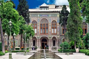 تصویر قدیمی از ثریا اسفندیاری در کاخ گلستان تهران؛ سال ۱۳۳۰