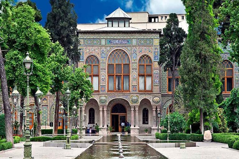 تصویر قدیمی از ثریا اسفندیاری در کاخ گلستان تهران؛ سال ۱۳۳۰