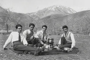 عکس جالب جوانان تهرانی با «پیک‌نیک نفتی» در کوه‌های شمال تهران؛ ۱۰۴ سال قبل