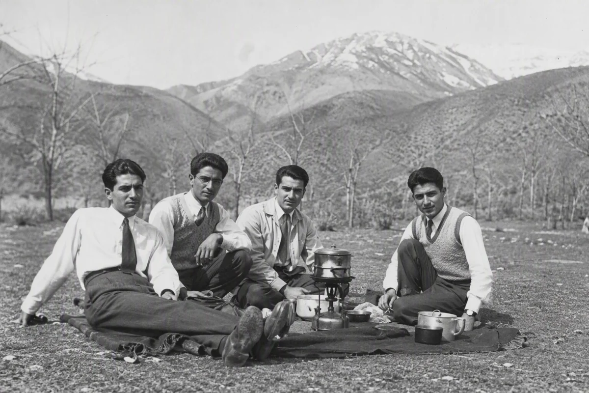 عکس جالب جوانان تهرانی با «پیک‌نیک نفتی» در کوه‌های شمال تهران؛ ۱۰۴ سال قبل