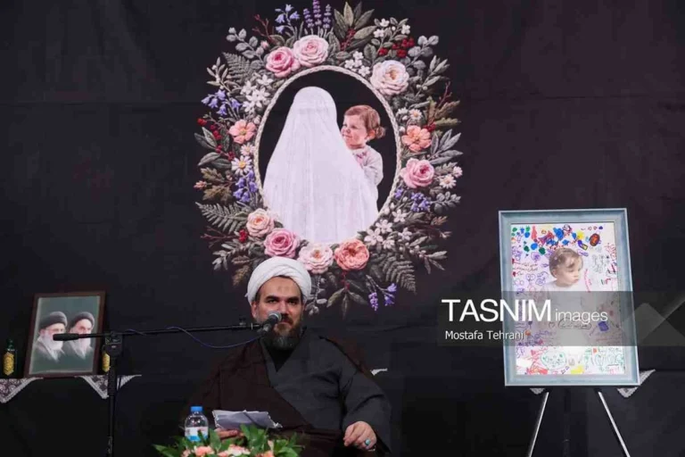 تصاویر زینب سلیمانی و وزیر راه در مراسم بزرگداشت شهیده بشری حسینی خامنهای