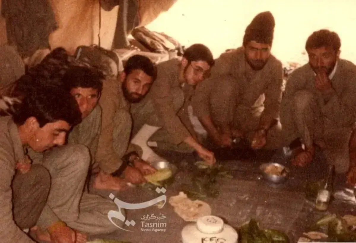 به مناسبت زادروز رهبر انقلاب، چند تصویر از زندگی ایشان را در ادامه مرور میکنیم: به مناسبت زادروز رهبر انقلاب، چند تصویر از زندگی ایشان را در ادامه مرور میکنیم:
