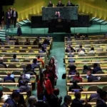 تصویر سردار سلیمانی روی میز ایران هنگام سخنرانی نتانیاهو