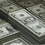 بازار در دوراهی دلار و طلا ؛ خریداران دست نگه دارند؟
