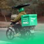 لحظه‌ای که اشتباه سفارش غذا ، لبخند روی لب‌های پیک موتوری نشست!